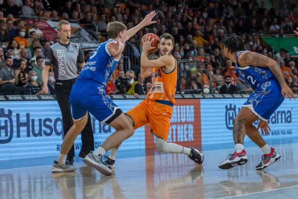 在激烈的现 在激烈的现